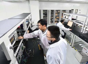 Optisko šķiedru kabeļu jutības raksturēšana akustiskajām vibrācijām